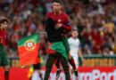 Fanático invadió el campo y alzó a Cristiano Ronaldo