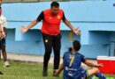 César Farías agredió a dos jugadores y sale expulsado en pleno partido en Ecuador