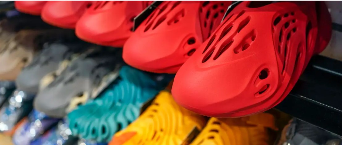 Adidas donará ganancias de sus zapatillas Yeezy a oenegés que luchan contra el antisemitismo