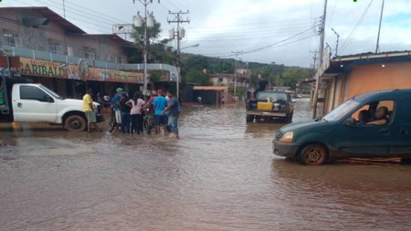 Cerca de 2.000 familias afectadas en Bolívar por desbordamiento del río Uairén