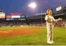 Una niña venezolana interpreta el himno de EEUU y se gana el aplauso del Fenway Park