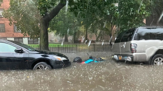 Declaran emergencia por inundaciones en Nueva York, EE.UU.
