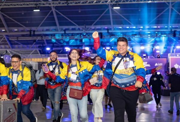 Team Venezuela se titula Campeón Mundial en Robótica en el First Global Challenge