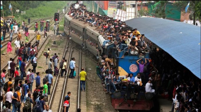 Al menos una decena de muertos en el choque de dos trenes en Bangladesh