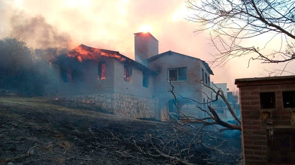 Argentina: Bomberos evacúan 20 familias ante el riesgo por incendios forestales en Córdoba,ñ