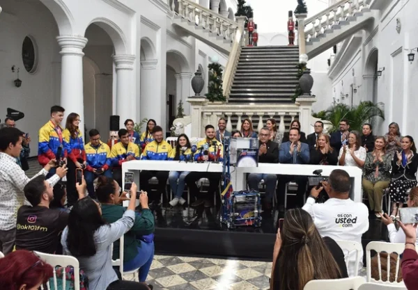 Selección de Robótica nacional es ejemplo de estudiantes de escuelas públicas y privadas