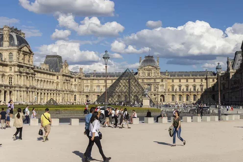 Evacuaron el museo del Louvre de París por temor a un atentado