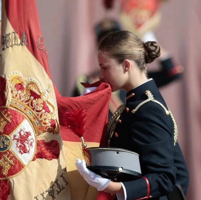 Leonor jura bandera frente a su padre, Felipe VI, y promete dar su vida por España
