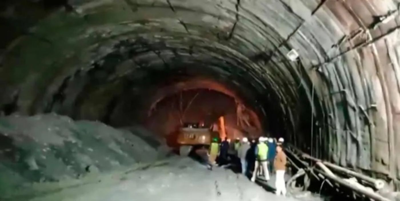 Rescatan con éxito los 41 obreros atrapados en un túnel en la India