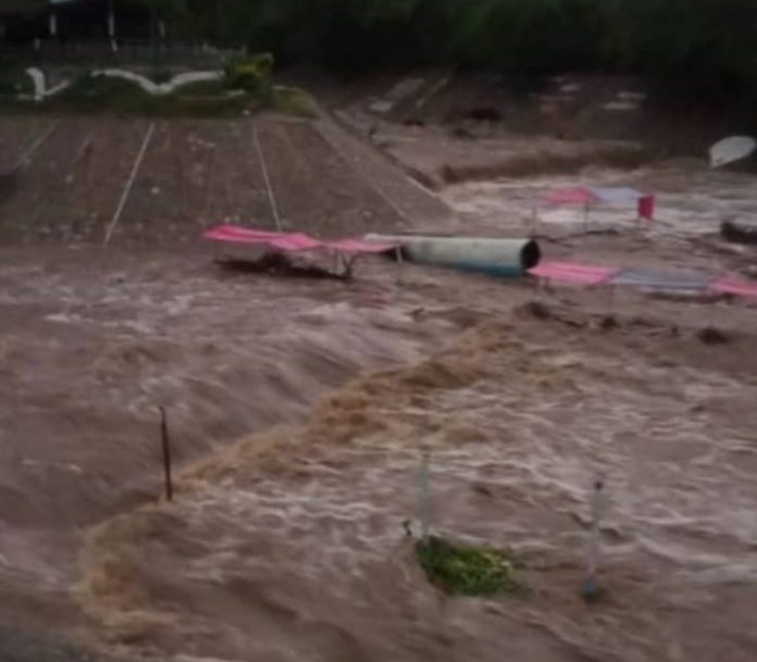 Crecida de ríos y calles anegadas en La Guaira tras fuertes lluvias