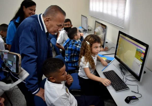 Gobernador inaugura Escuela «Negra Matea» en Lagunillas y despliega más de 15 programas conexos