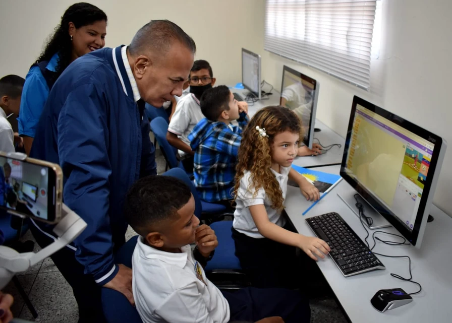 Gobernador inaugura Escuela «Negra Matea» en Lagunillas y despliega más de 15 programas conexos