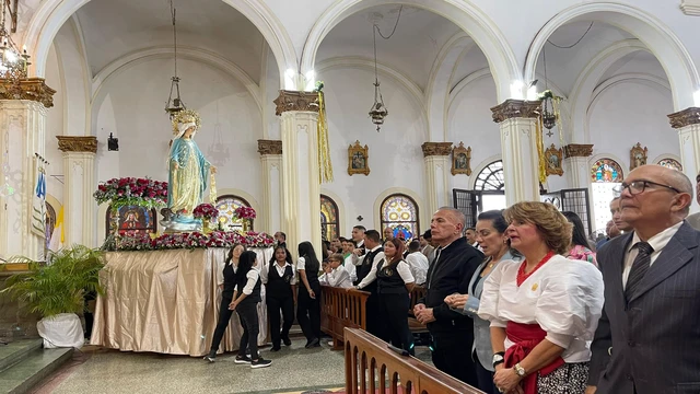 Rosales pidió a la Virgen de la Medalla Milagrosa por el florecimiento del Zulia y Venezuela