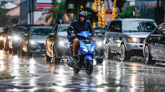 Miles de personas sin luz y calles inundadas tras lluvias intensas en el sur de Florida