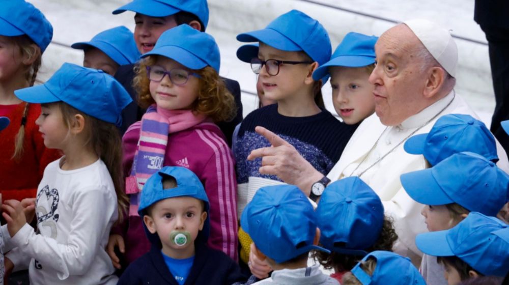 El vaticano aclara que ser madre soltera no impide recibir la comunión