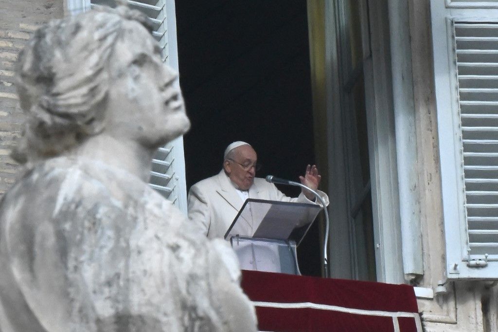 El Papa Francisco reaparece y se asoma en la ventana del Vaticano, tras su bronquitis