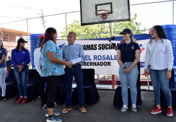 Gobernación entregó sillas de ruedas, bombas y tanques de agua a comunidades marabinas