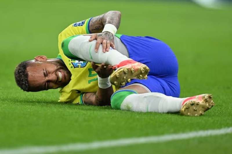 Neymar evolucióna bien de su grave lesión y volverá entre julio y agosto