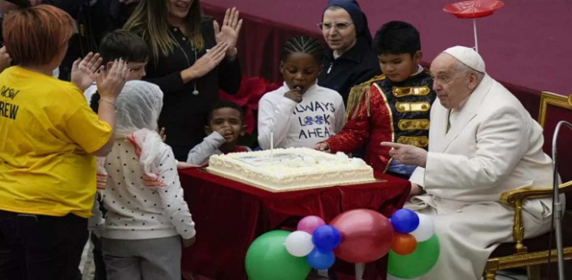 El Papa Francisco celebra su cumpleaños con fiesta circense y rodeado de niños