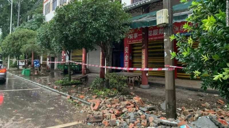 Suman más de 110 muertos tras potente terremoto en China
