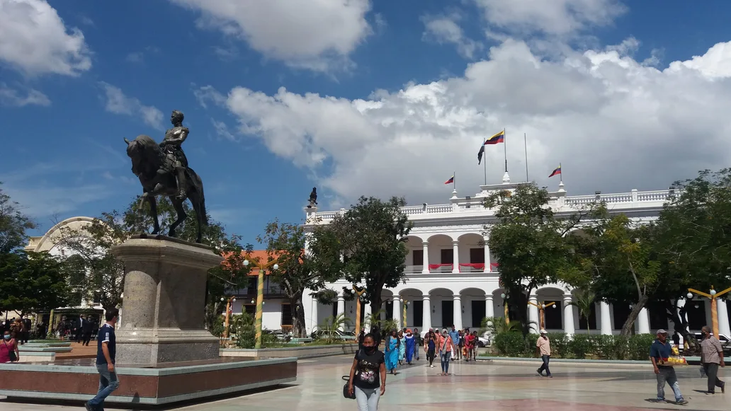 Vista del Palacio de los Cóndores desde la Plaza Bolívar de Maracaibo