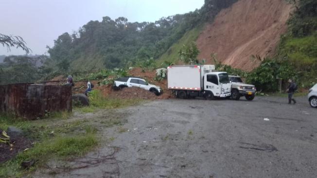 Atención: 50 personas estarían atrapadas bajo derrumbes en vía entre Quibdó y Medellín