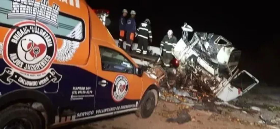 Unos 25 muertos en choque entre un micro turístico y un camión en Brasil