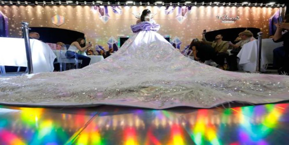 Exhiben en México un vestido de tres mil cristales de Swarovski