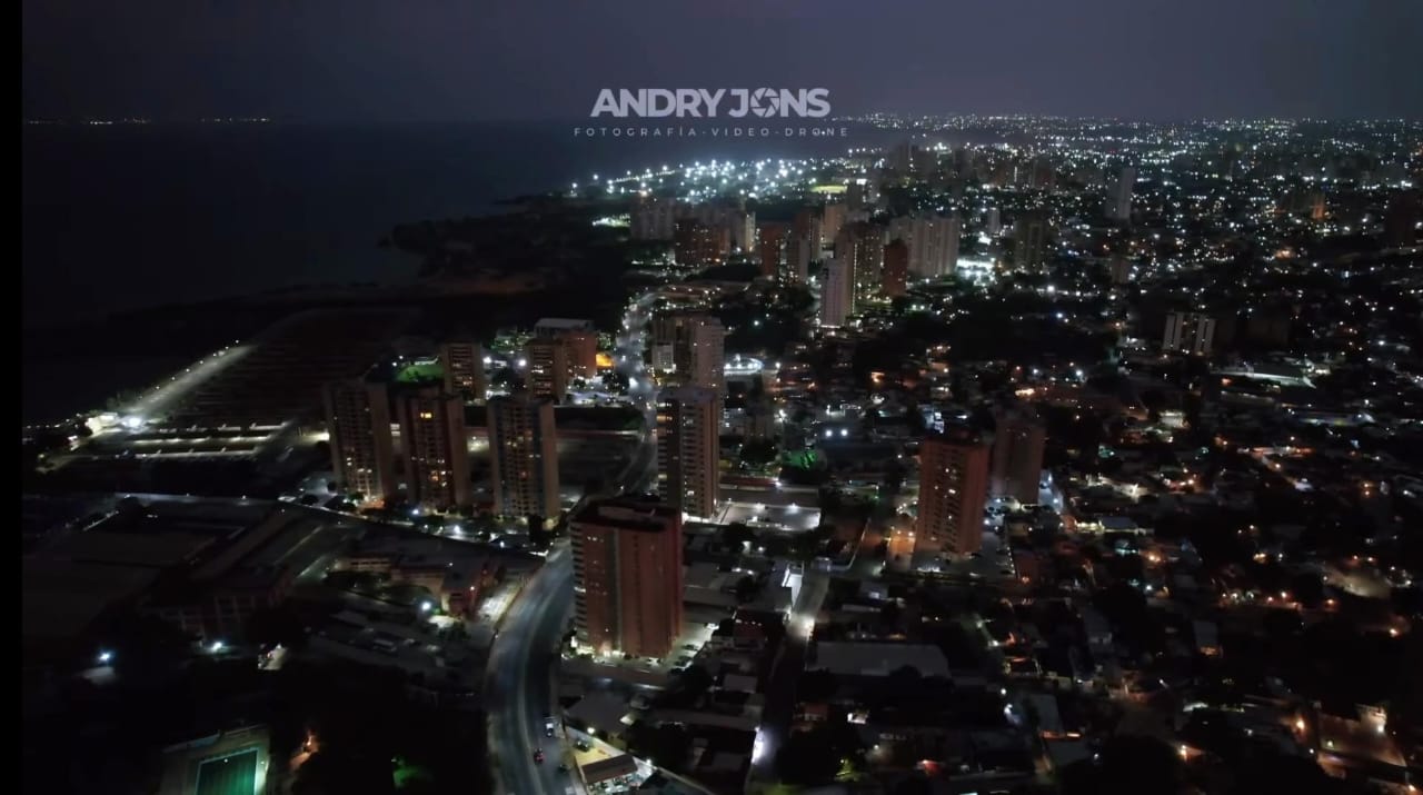 Vista aérea de Maracaibo en la noche