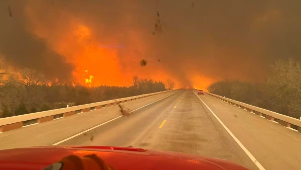 Incendios forestales devoran miles de acres en Texas y mantienen en alerta a miles de habitantes.