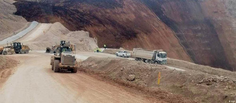 Deslizamiento de tierra en una mina de oro en Turquía ha sepultado varios mineros