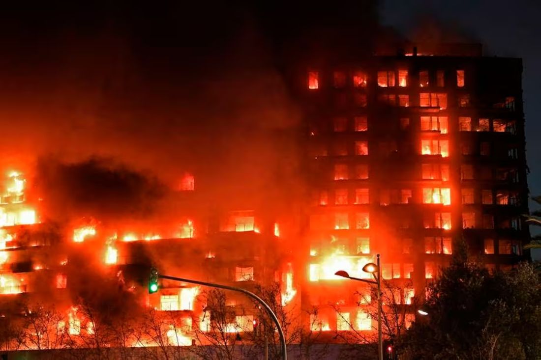 Al menos cuatro muertos y 19 desaparecidos en incendio de edificios en Valencia