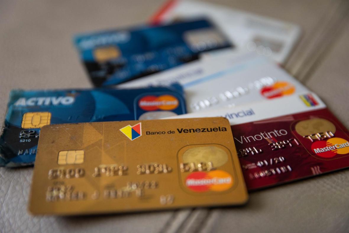 Bancos aumentan tarjetas de crédito