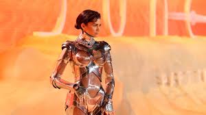 Zendaya impacta con un traje robótico ‘vintage’ en el estreno londinense de ‘Dune 2’