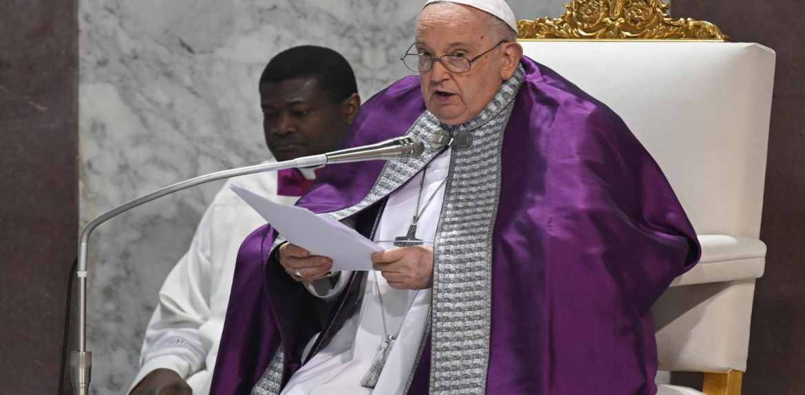 El papa Francisco sigue resfriado pero celebra la audiencia general en la plaza San Pedro