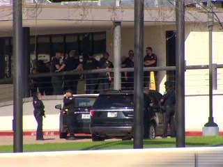Dos heridos en un tiroteo en la iglesia Lakewood en Houston; la atacante murió, dice la Policía