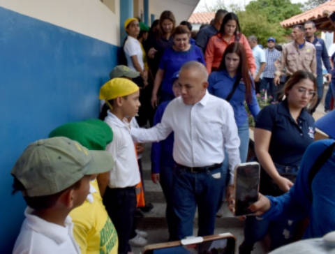 Gobernador incorpora la UEE «Amelia Ríos» de los Haticos al Plan Manos a la Escuela