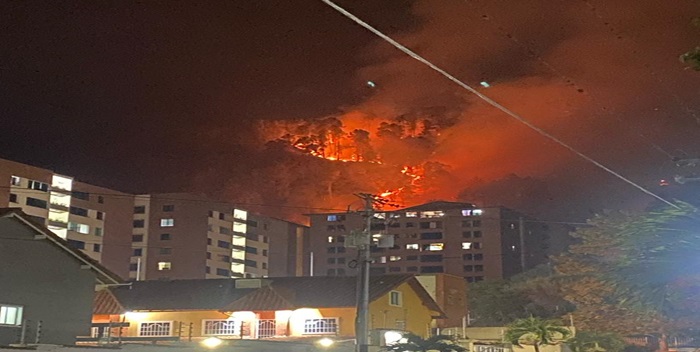 Reportan fuerte incendio forestal en Mérida