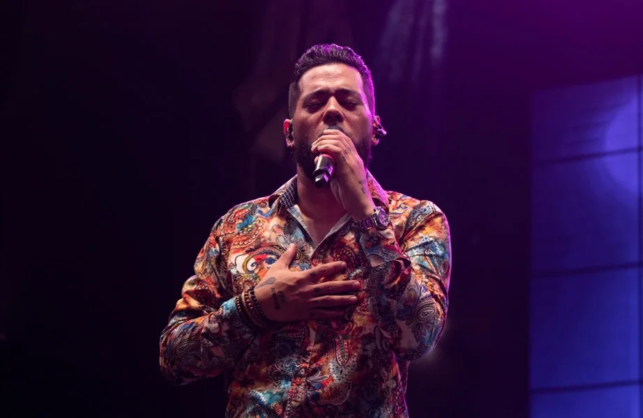 Con un concierto histórico, Roberto González lanza su primer álbum inédito “Este Soy Yo”