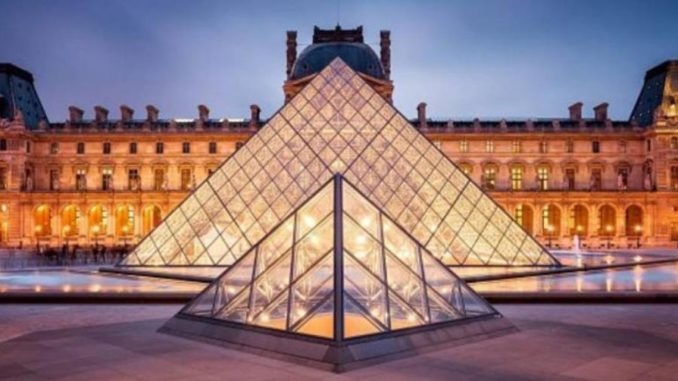 El Museo de Louvre abre sus salas al yoga y a la danza