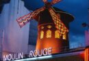 Las aspas del famoso cabaret Moulin Rouge en París colapsaron