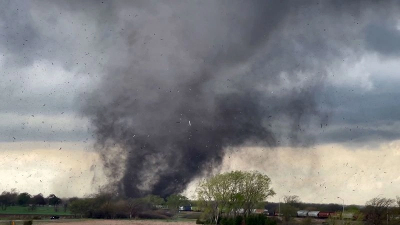 Fuertes tornados azotan Iowa y Nebraska