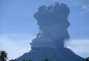 El volcán Ibu entra en erupción y lanza una columna de ceniza y humo de más de 16,000 pies en Indonesia