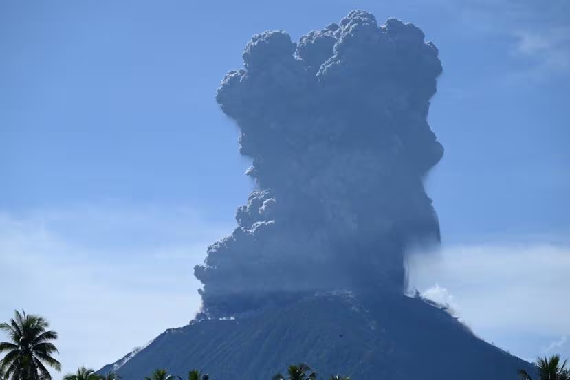 El volcán Ibu entra en erupción y lanza una columna de ceniza y humo de más de 16,000 pies en Indonesia