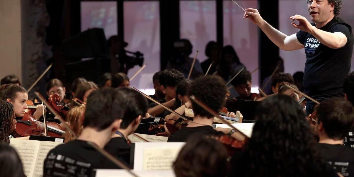 Gustavo Dudamel ensaya a jóvenes de nueve países en el Palau de la Música