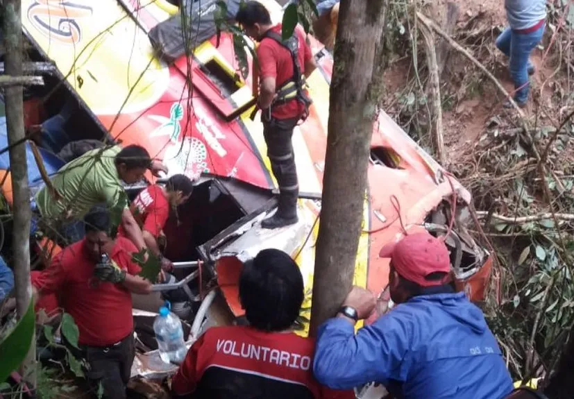 Cinco muertos y 21 heridos al volcarse autobús en el suroeste de Ecuador