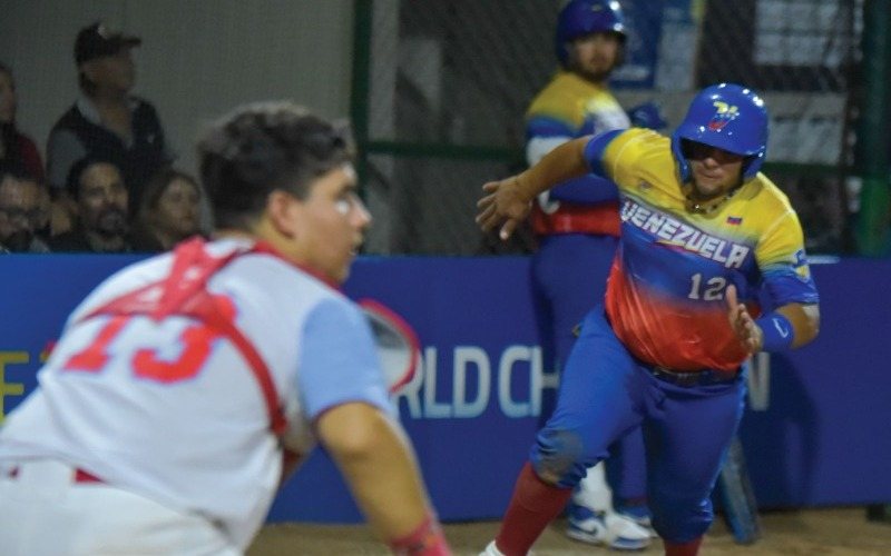 Venezuela arrasa en doble cartelera en el Mundial de softbol