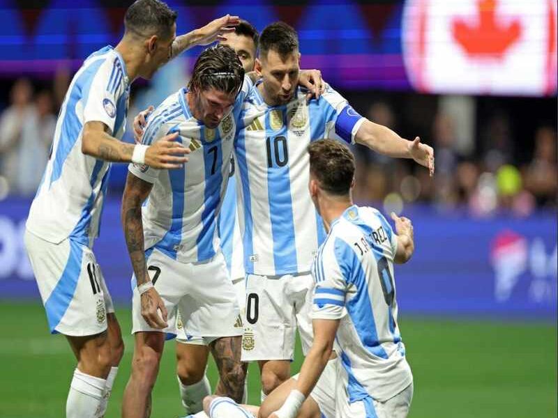 Argentina venció 2-0 a Canadá en el inicio de la Copa América