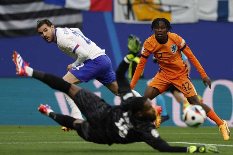 Francia y Holanda empatan a cero con Mbappé viendo el juego desde la banca