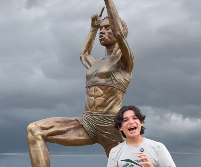 El artista venezolano Josué Benjamín realizó escultura para Yulimar Rojas